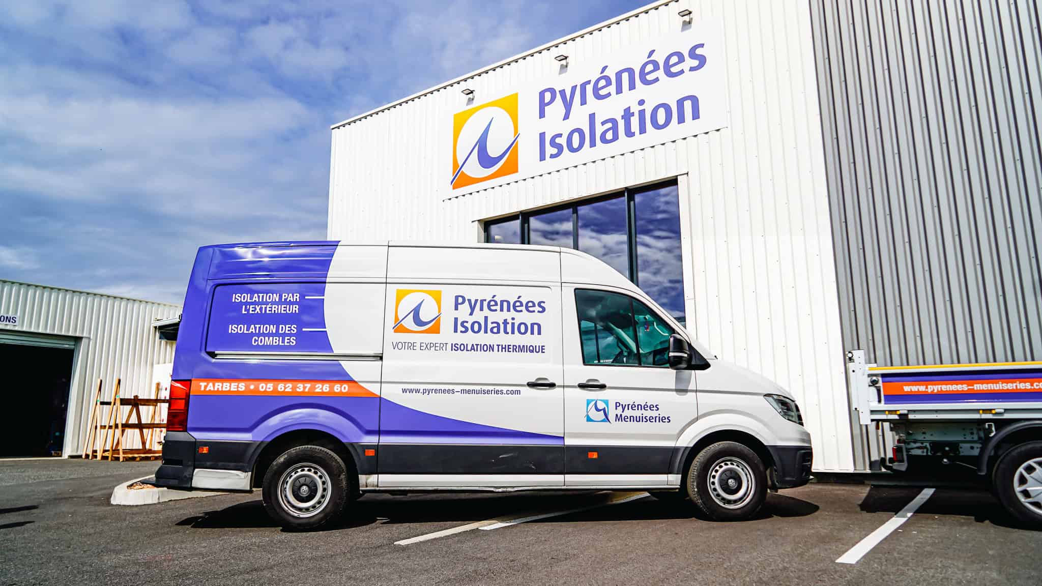 Camion Pyrénées Isolation devant une façade isolée par l'extérieur