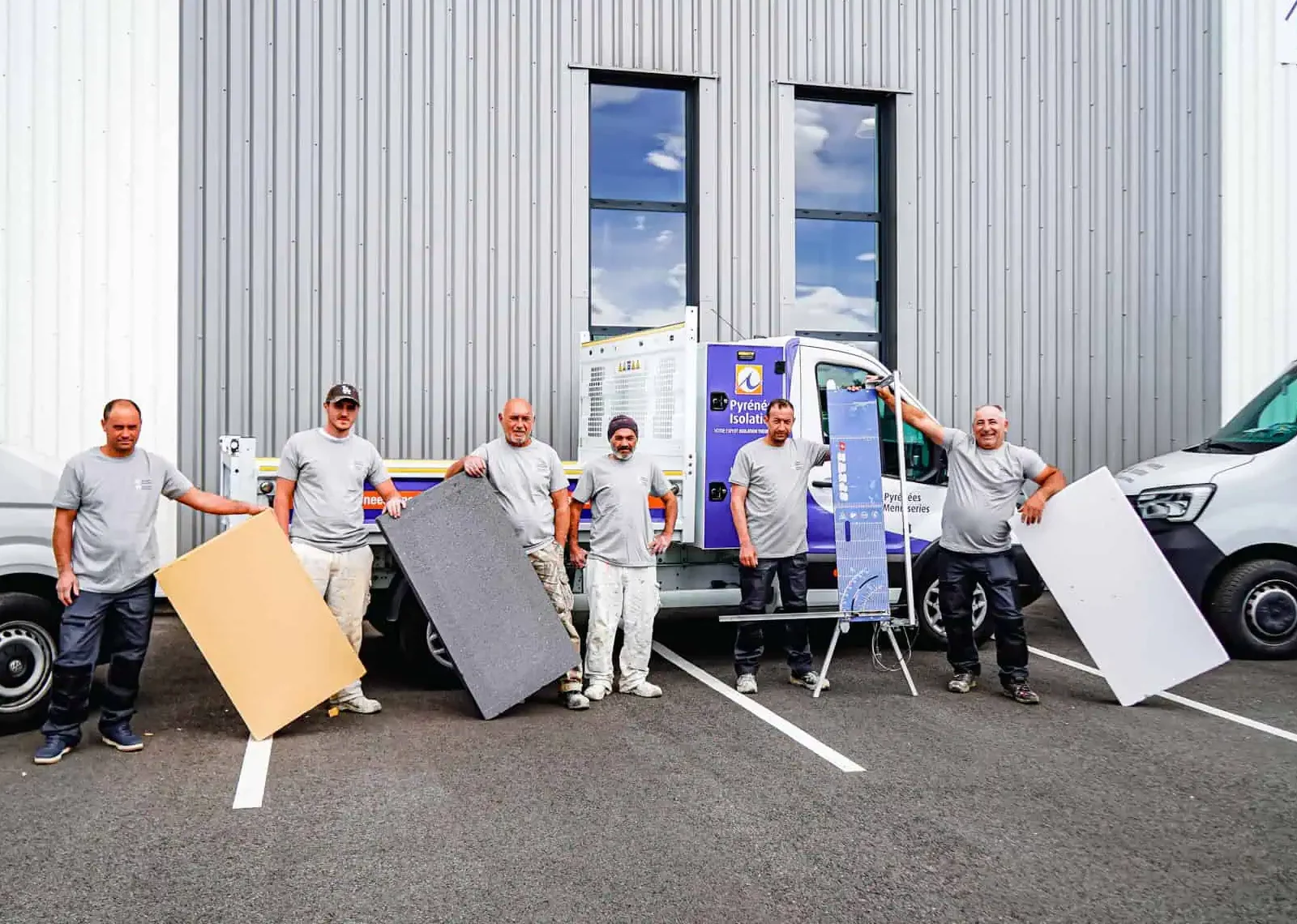 Une équipe d'artisans locaux