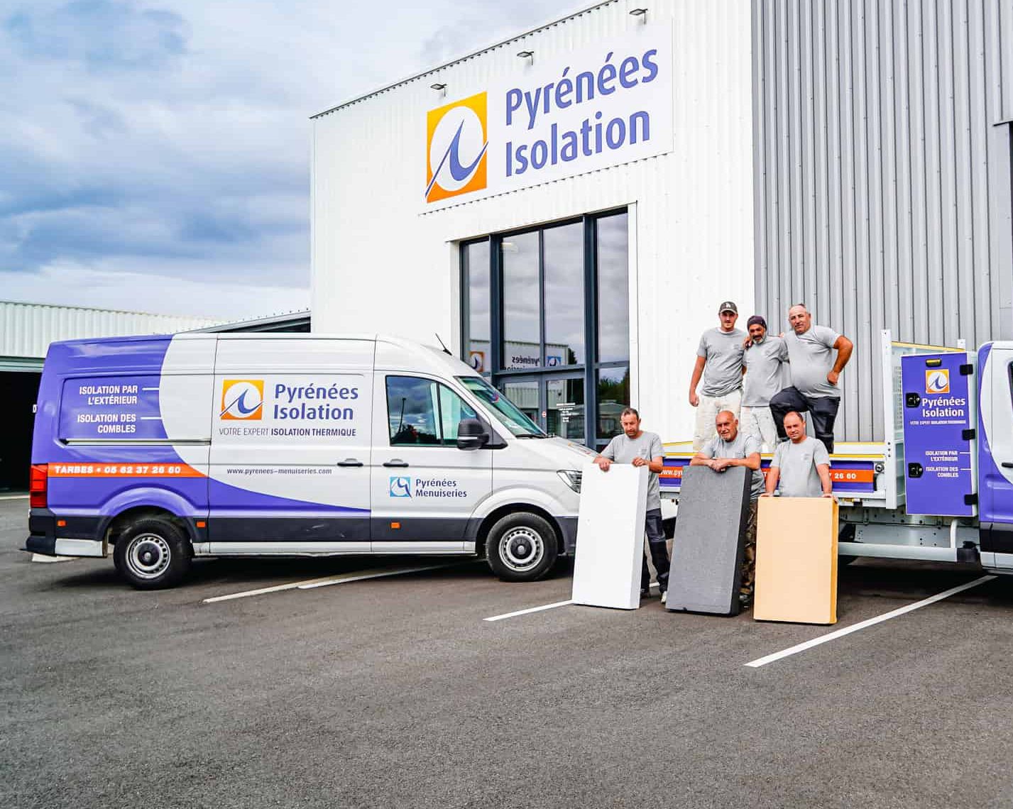 Équipe de Pyrénées Isolation, entreprise spécialisée dans l'isolation thermique par l'extérieure.