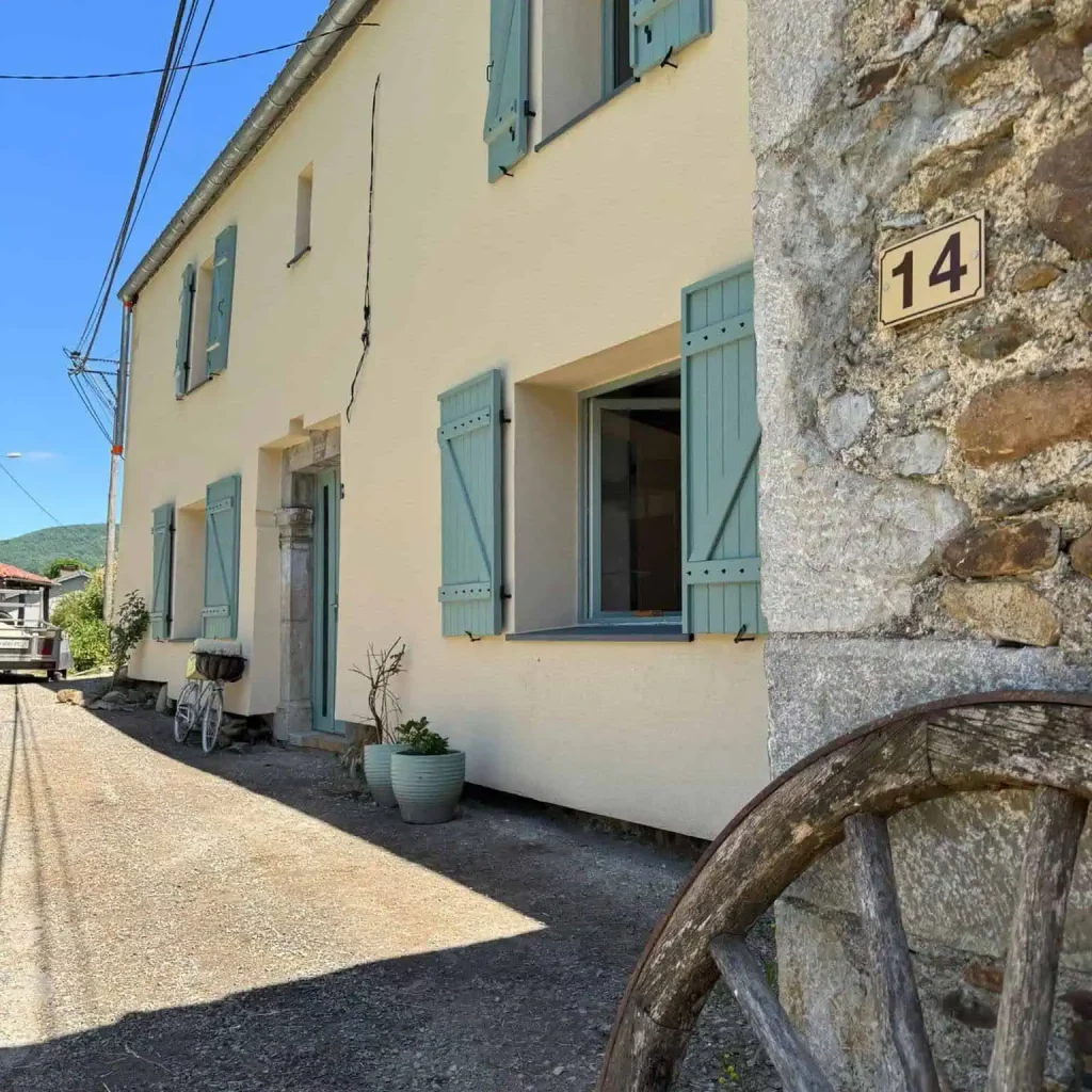 Chantier d'isolation thermique par l'extérieur à Nistos dans les Hautes-Pyrénées (65) façade 1_1