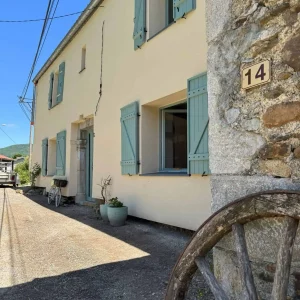 Chantier d'isolation thermique par l'extérieur à Nistos dans les Hautes-Pyrénées (65) façade 1_1