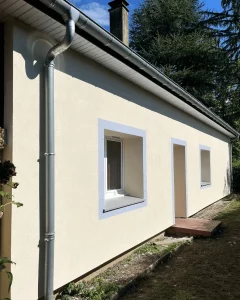 Chantier d'isolation thermique par l'extérieur à Sarrouilles (65) Façade après ITE à Sarrouilles, près de Tarbes (65) — encadrements de fenêtres redessinés Détail d'encadrement de fenêtre après isolation par l'extérieur à Sarrouilles (65)