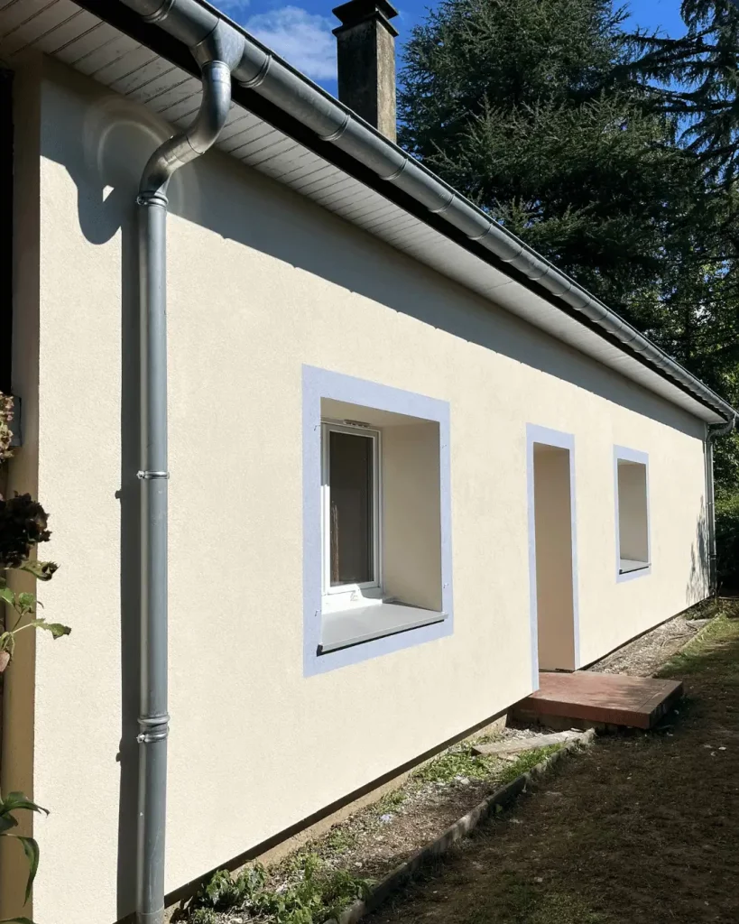Chantier d'isolation thermique par l'extérieur à Sarrouilles (65) Façade après ITE à Sarrouilles, près de Tarbes (65) — encadrements de fenêtres redessinés Détail d'encadrement de fenêtre après isolation par l'extérieur à Sarrouilles (65)
