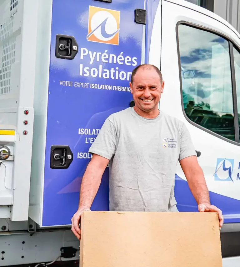 Poseur ITE Laine de Bois devant un camion Pyrénées ISOLATION