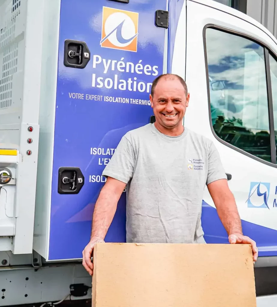 Poseur ITE Laine de Bois devant un camion Pyrénées ISOLATION