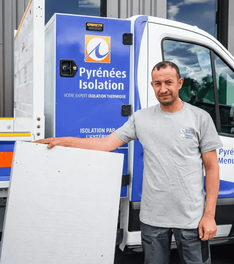 Isolation extérieure polystyrène : panneau de PSE manipulé par un technicien Pyrénées Isolation