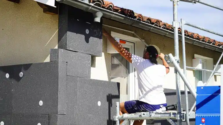 Isolation extérieure à Trie-sur-Baïse : pose de polystyrène graphité sur l'extension d'une maison