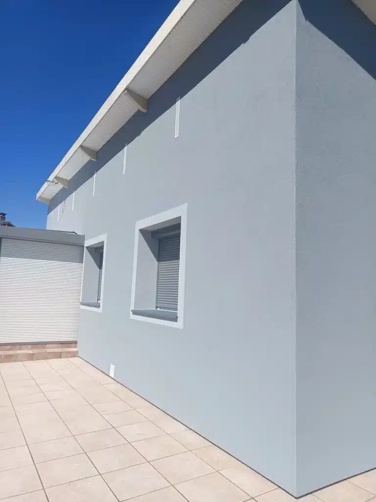 Façade après ITE à Aureilhan, près de Tarbes (65) - encadrements et appuis aluminium Perle Grise